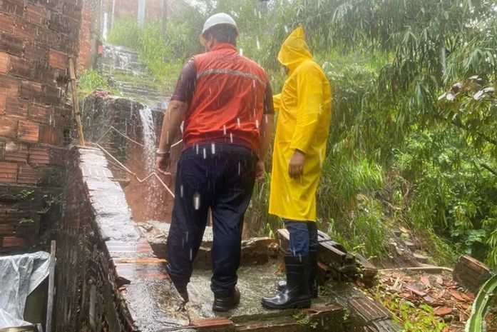 Cinco casas são evacuadas devido ao risco de desabamento