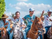 Isnaldo Bulhões participa de cavalgada em homenagem a Demor Targino e celebra tradição de mais de 70 anos