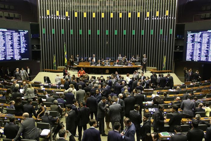 Câmara convoca ministro para explicar bloqueio a universidades