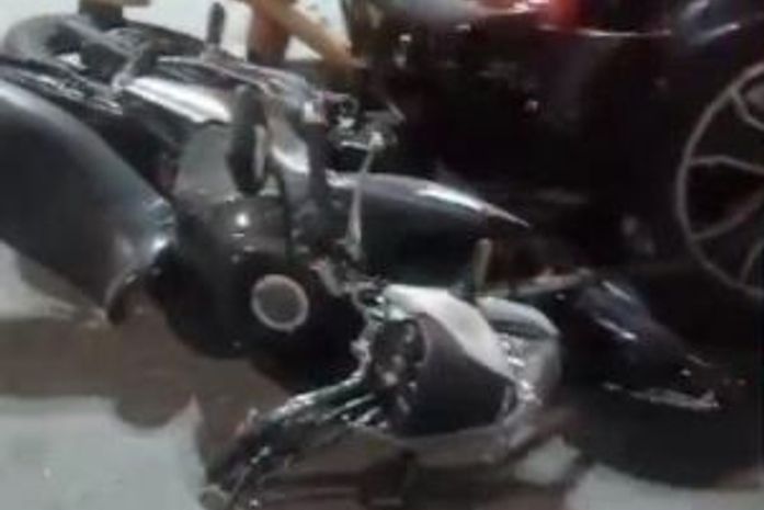 Carro desgovernado invade praça na Cruz das Almas e destrói moto de entregador