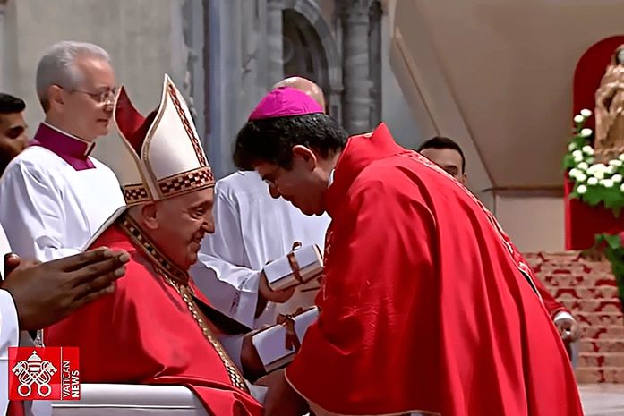 Arcebispo de Maceió vai ao Vaticano e recebe Pálio das mãos do Papa Francisco