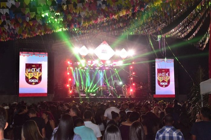 Forró tradicional, estilizado e música sertaneja agitam público do Arroche o Nó 2023