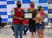 Vereadora Gaby Ronalsa entrega comenda a presidente nacional da Cruz Vermelha, Júlio Cals