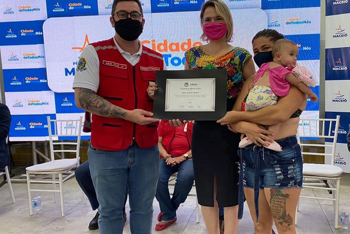 Vereadora Gaby Ronalsa entrega comenda a presidente nacional da Cruz Vermelha, Júlio Cals