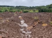 Área atingida pelo rompimento da barragem da Vale em Brumadinho segue encoberta por lama.