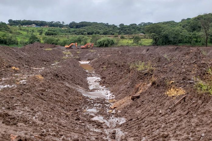 Área atingida pelo rompimento da barragem da Vale em Brumadinho segue encoberta por lama.