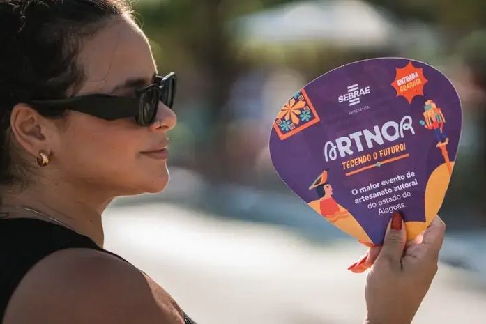 Ação cultural leva música, brincadeiras e interação ao público na praia de Ponta Verde