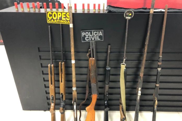 Armas e munições apreendidas durante a operação