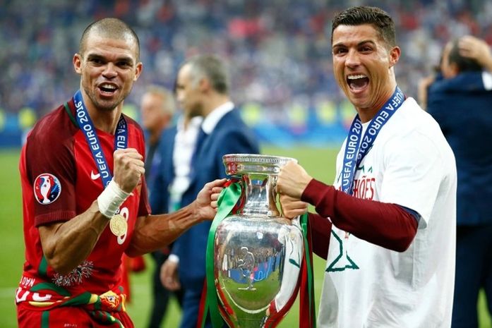 Pepe e Cristiano Ronaldo comemoram título