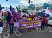 Mulheres protestaram na praça da Centenário, no Farol