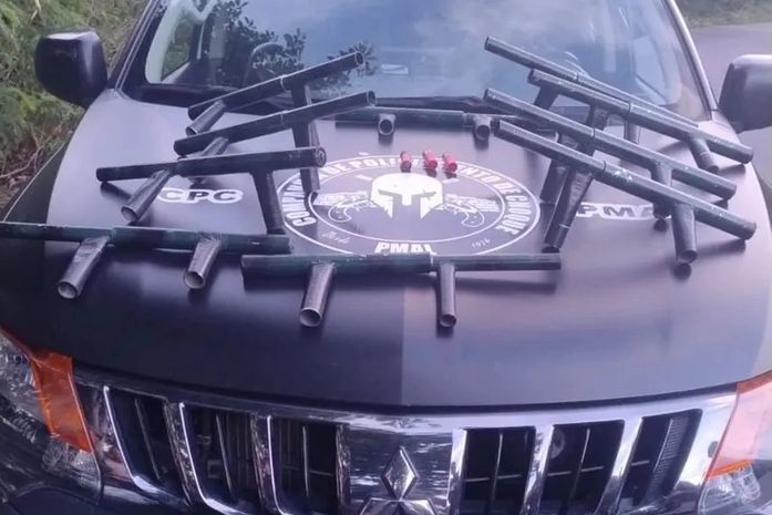 Polícia apreende 10 armas artesanais ligadas ao Comando Vermelho em Maceió; armamento estava enterrado em área de mata