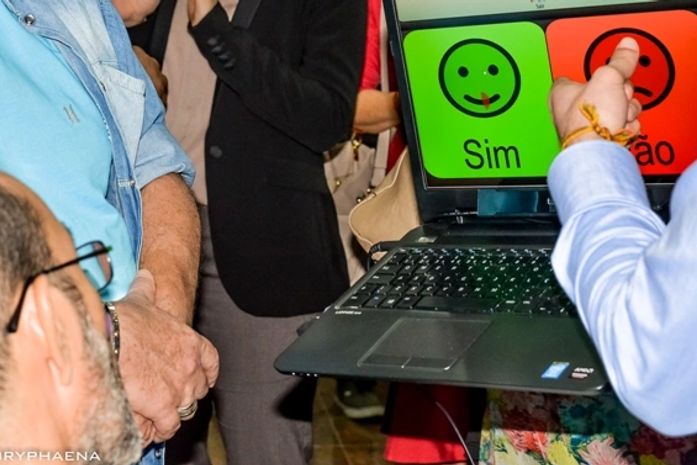 Radialista Carlos Miranda foi o primeiro a testar o computador que faz leitura ocular