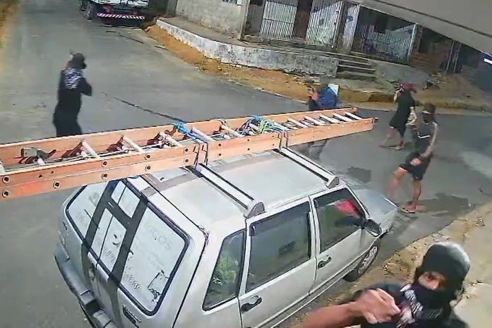 Grupo armado aterroriza moradores, invade casas e destrói câmeras no Benedito Bentes