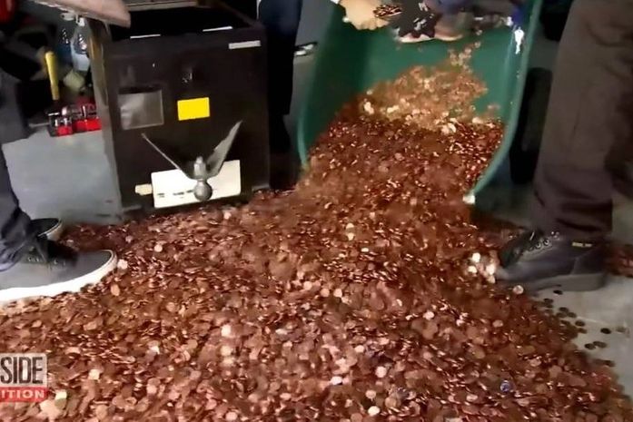 Empregado processa dono por pagamento em 91,5 mil moedas sujas de óleo