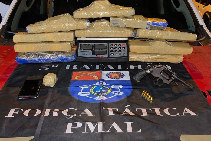 Denúncia aponta carro transportando um carregamento de 10kg de maconha em Maceió