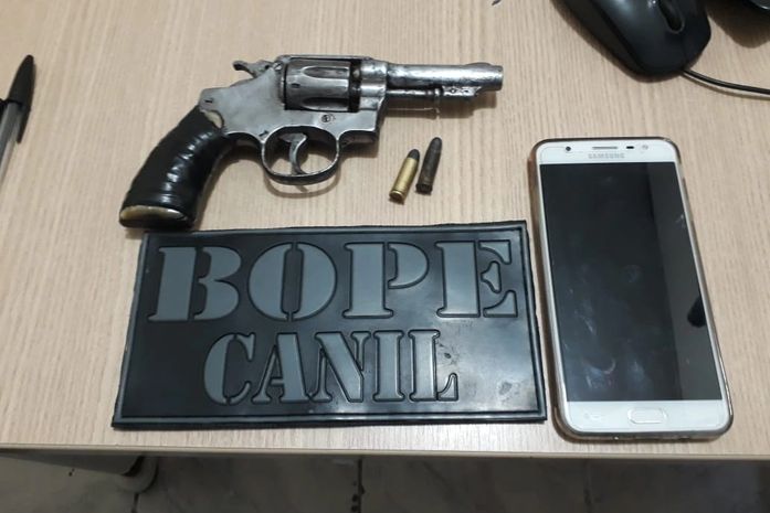 Policiais do Bope prendem assaltantes durante perseguição dentro da Ufal