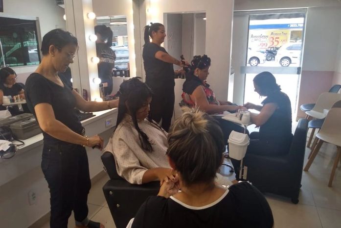 Salão ofereceu dia de beleza para as crianças e adolescentes.