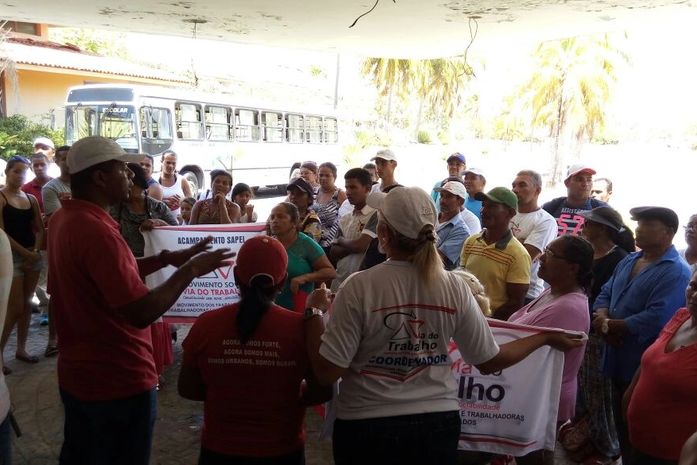 Famílias sem teto ocupam terreno e hotel abandonados em Marechal Deodoro