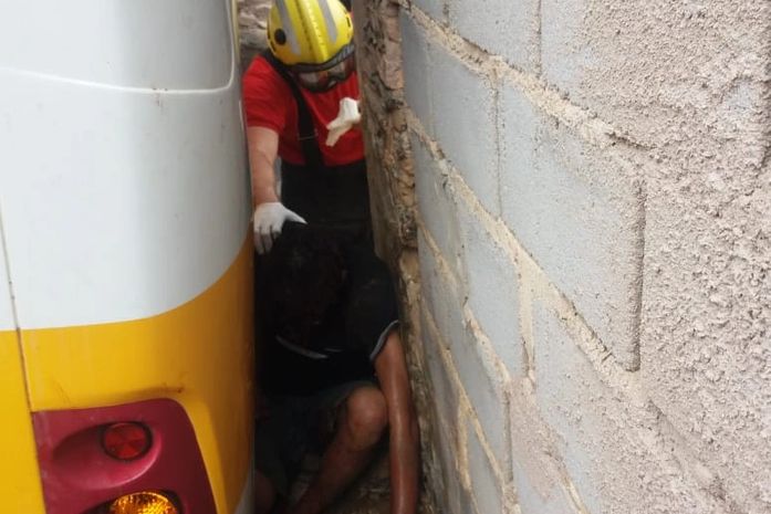 Homem ficou ferido após ser imprensado