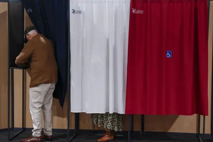 Projeções indicam vitória surpreendente da esquerda em eleição legislativa na França