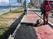 Infraestrutura recupera trechos danificados do calçadão na orla de Jacarecica