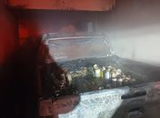 Dois carros pegam fogo dentro de garagem na Jatiúca; não houve feridos