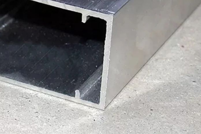 Homem é golpeado por régua de construção e sofre corte profundo em Arapiraca