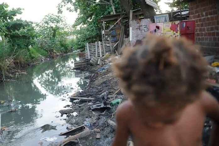 Como a falta de saneamento prejudica o desenvolvimento das crianças na primeira infância em Maceió