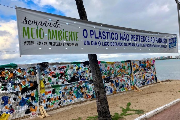 Muro de Plástico chama a atenção para a preservação das praias, na Ponta Verde