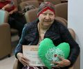 Idosa comemora último ciclo de quimioterapia e ganha homenagem em Maceió