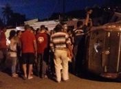 Mulher fica ferida após carro colidir com van e tombar em Arapiraca