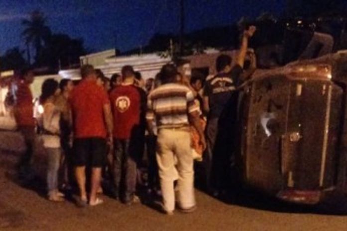 Mulher fica ferida após carro colidir com van e tombar em Arapiraca