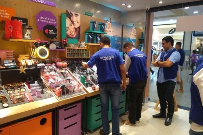 Foram coletados preços em 48 estabelecimentos no centro e em shoppings