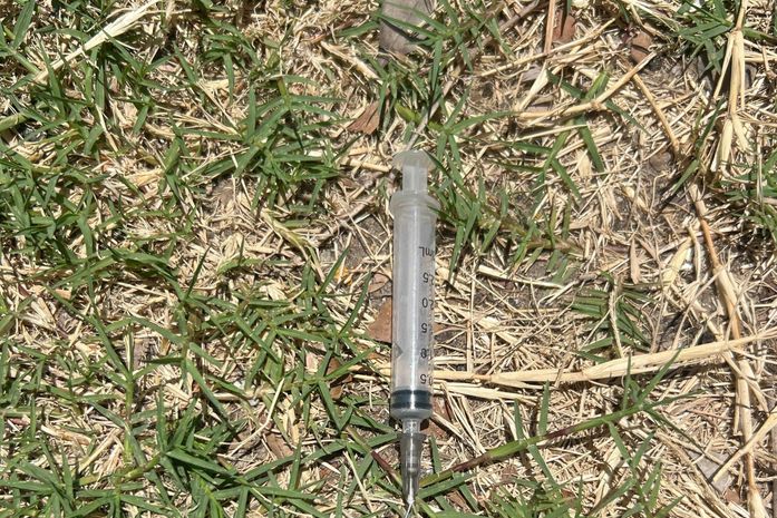 Seringas, ampolas e agulhas: Visa identifica descarte irregular de resíduos de saúde