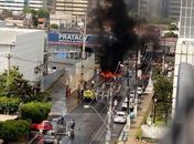 Comerciante bloqueia via no Stella Maris