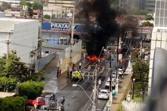 Comerciante bloqueia via no Stella Maris