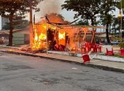 Barraca foi destruída pelas chamas.