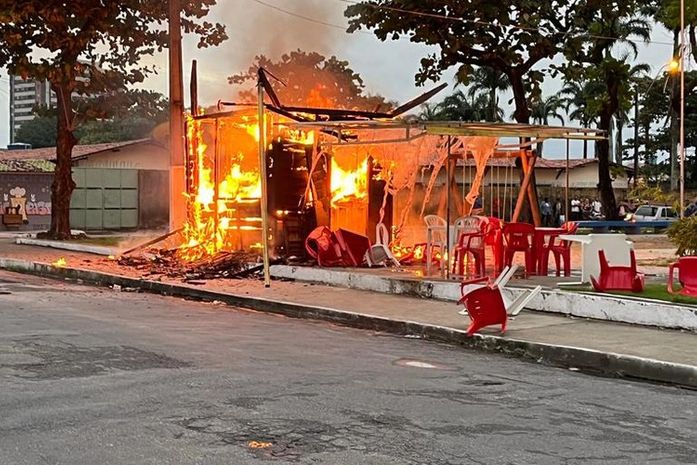 Barraca foi destruída pelas chamas.