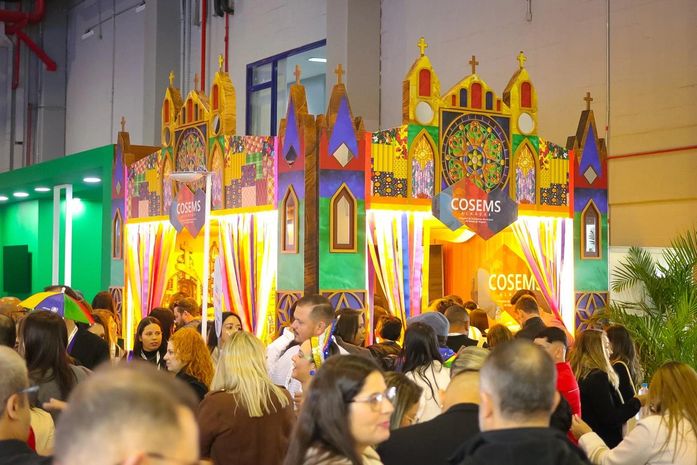Cosems Alagoas marca presença no 39º Congresso do Conasems em Porto Alegre com delegação expressiva e estande inspirado na cultura do estado.