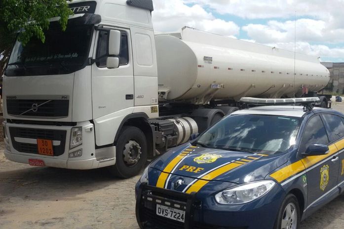 PRF recupera caminhão tanque roubado na Bahia