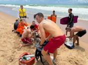 Vítima de afogamento é resgatada com helicóptero do Departamento Estadual de Aviação, na praia de Jacarecica