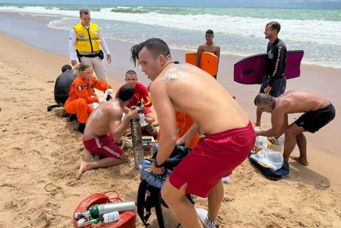 Vítima de afogamento é resgatada com helicóptero do Departamento Estadual de Aviação, na praia de Jacarecica