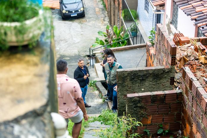 Leonardo Dias solicita reforma de escadaria sem estrutura adequada há cerca de 20 anos