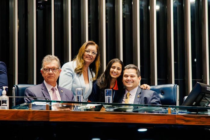 Senadora Dra. Eudócia leva aluna vencedora do concurso Jovem Senador para conhecer o presidente do Senado, senador Davi Alcolumbre