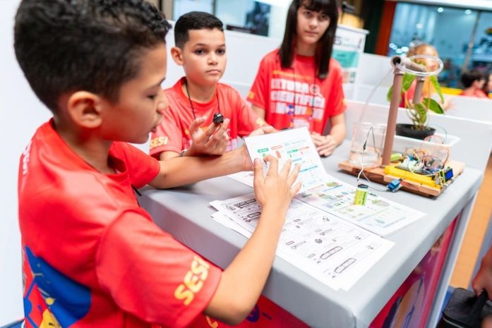 Estudantes da Escola Massa apresentam projetos de robótica e inovação em feira científica do Sesi