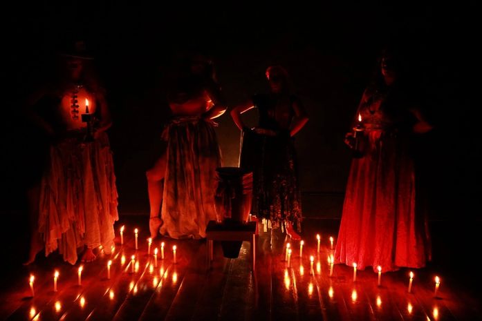 Espetáculo teatral retrata força e empoderamento feminino dentro dos terreiros de axé a partir de lendas de pombagiras