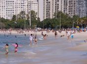 Rio: contra as regras da prefeitura, cariocas se aglomeram nas praias