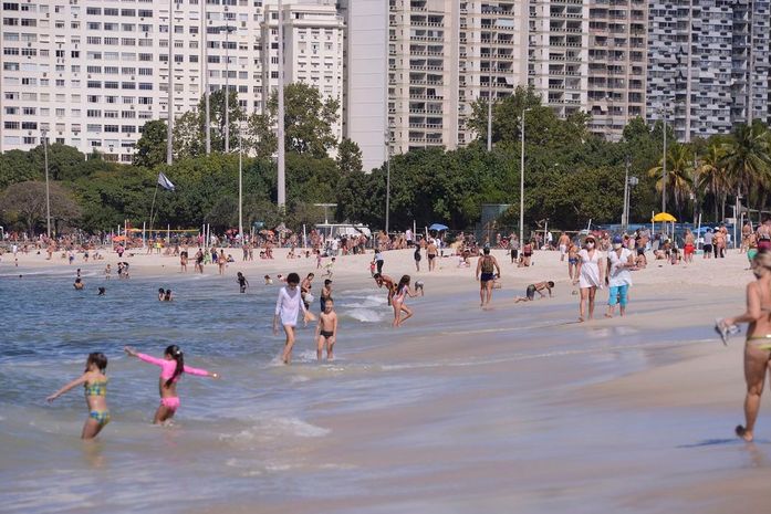 Rio: contra as regras da prefeitura, cariocas se aglomeram nas praias