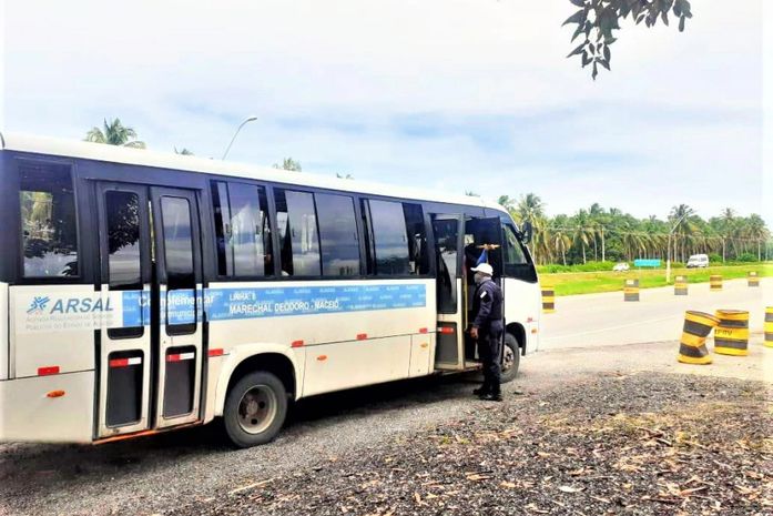 Motoristas e cobradores poderão ser suspensos caso não comprovem que foram imunizados contra covid