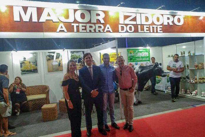 Prefeita de Major Izidoro recebe autoridades e populares no stande do município no evento Cidades e Gestores